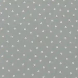 Tela de algodón estampada verde mint con pequeños corazones blancos sobre fondo verde pastel.