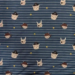 Tela de algodón infantil estampada con animales piratas, rayas marineras azules y estrellas sobre fondo oscuro.