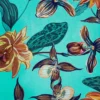 Tela de viscosa floral tropical con grandes flores y hojas en tonos marrones, verdes y crema sobre fondo turquesa.