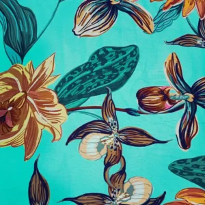 Tela de viscosa floral tropical con grandes flores y hojas en tonos marrones, verdes y crema sobre fondo turquesa.