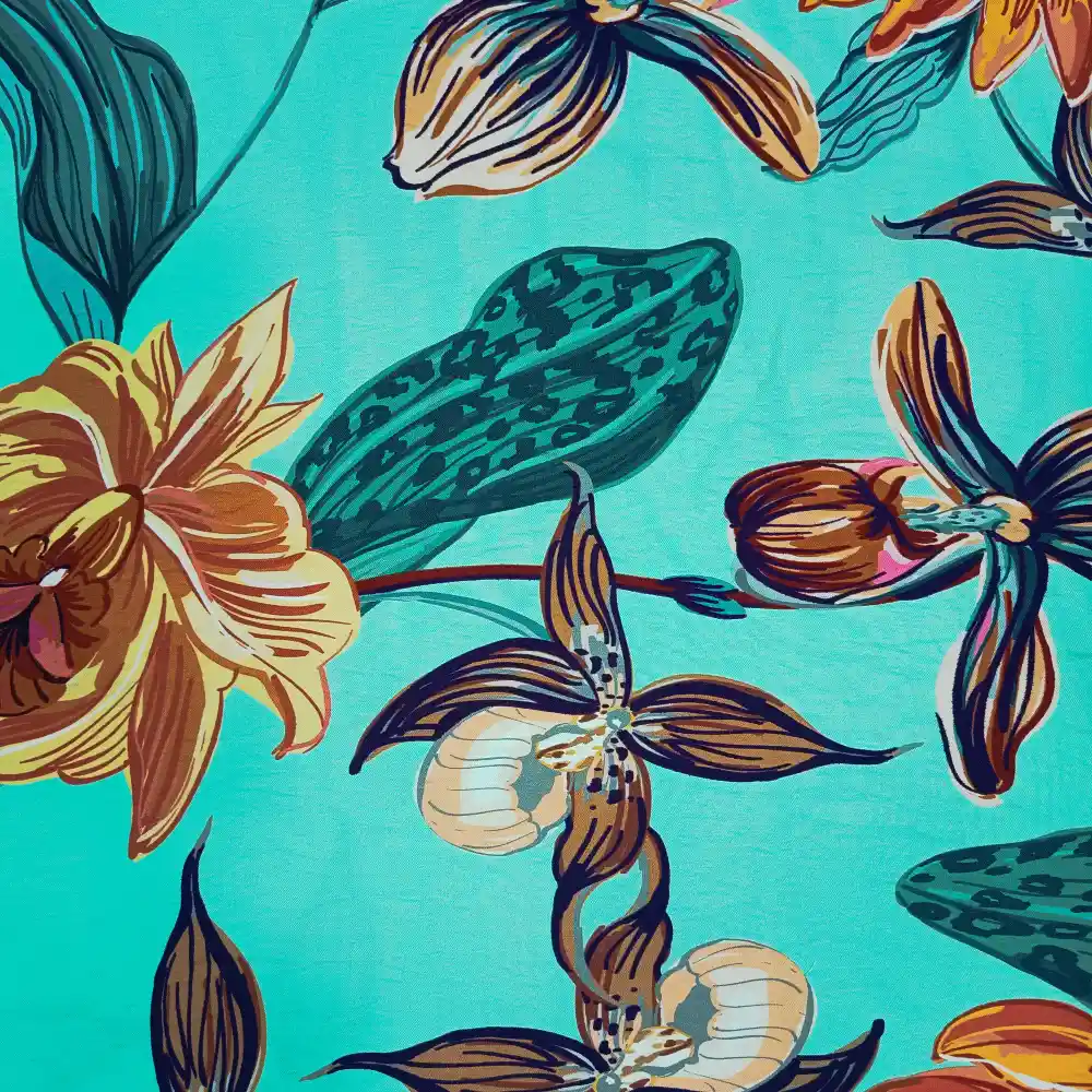 Tela de viscosa floral tropical con grandes flores y hojas en tonos marrones, verdes y crema sobre fondo turquesa.