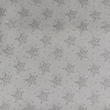 tela-algodon-blanca-estrellas-punteadas-grises-1 Tela de algodón blanca con estrellas punteadas grises y pequeñas estrellas distribuidas sobre fondo blanco.