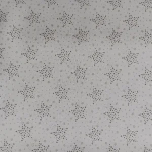 Tela de algodón blanca con estrellas punteadas grises y pequeñas estrellas distribuidas sobre fondo blanco.
