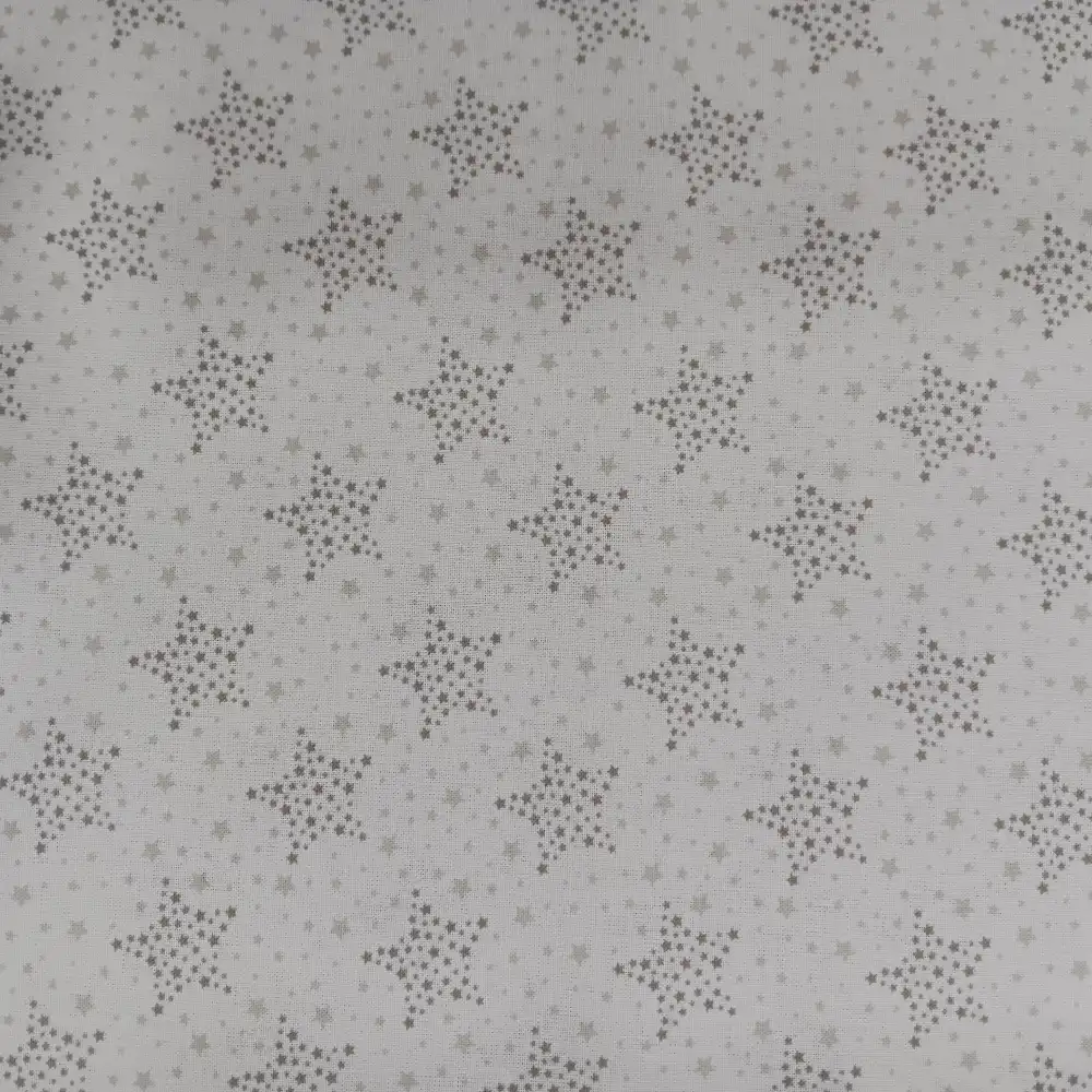 Tela de algodón blanca con estrellas punteadas grises y pequeñas estrellas distribuidas sobre fondo blanco.