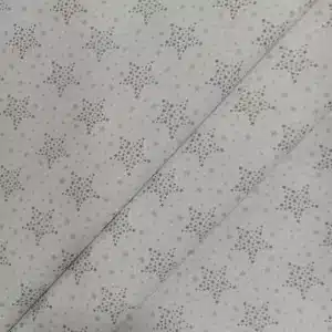 Tela de algodón blanca con estrellas punteadas grises y pequeñas estrellas distribuidas sobre fondo blanco.