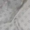 tela-algodon-blanca-estrellas-punteadas-grises-3 Tela de algodón blanca con estrellas punteadas grises y pequeñas estrellas distribuidas sobre fondo blanco.