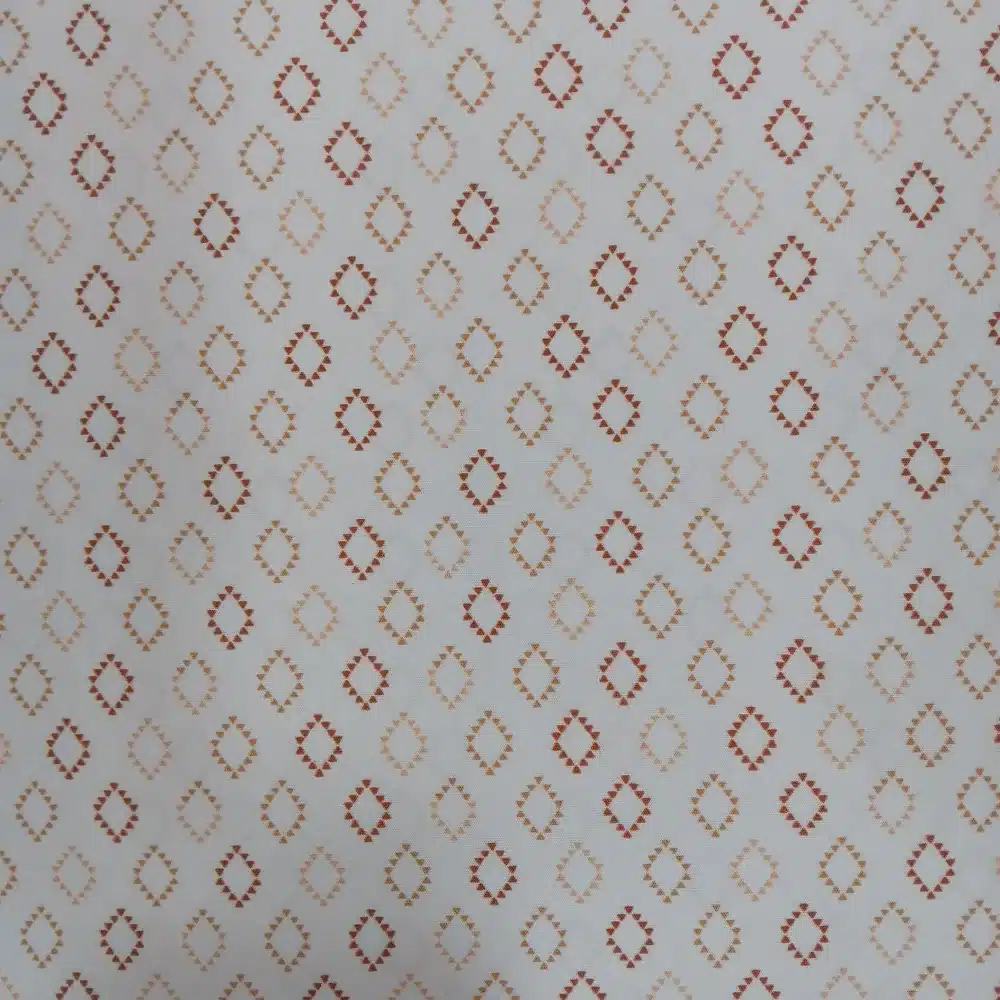 Tela de algodón blanca con estampado de rombos geométricos en tonos terracota y camel.