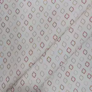 Tela de algodón blanca con estampado de rombos geométricos en tonos terracota y camel.