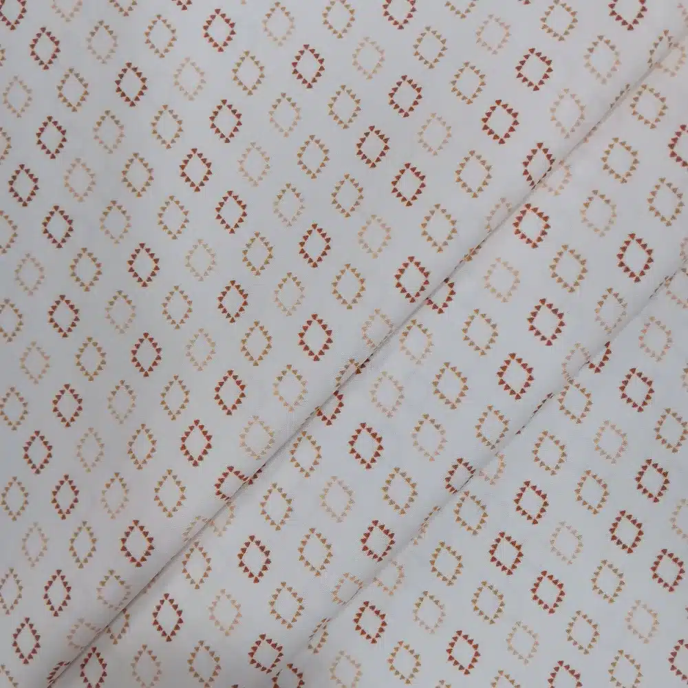 Tela de algodón blanca con estampado de rombos geométricos en tonos terracota y camel.