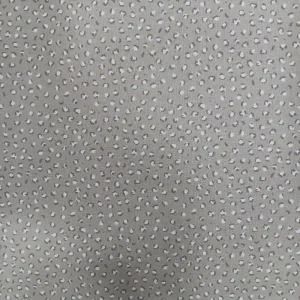 Tela de algodón estampada animal print taupe con pequeñas manchas blancas sobre fondo beige topo.