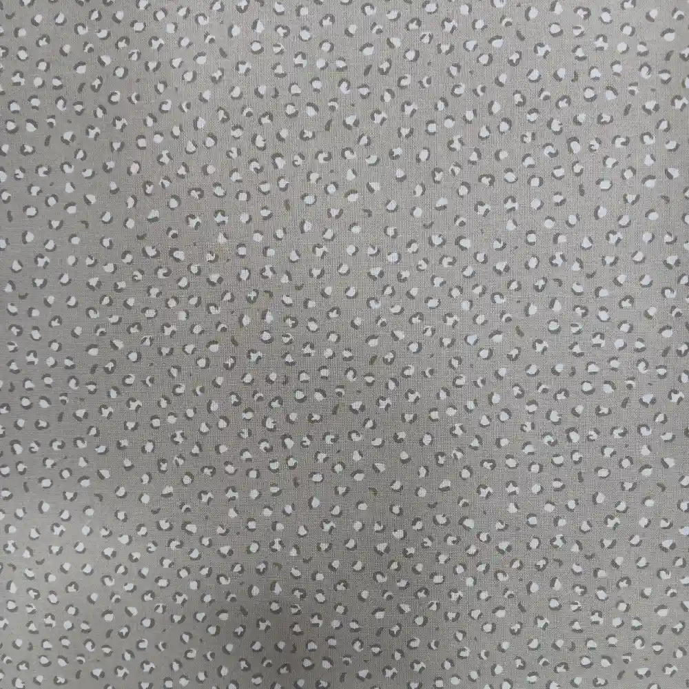 Tela de algodón estampada animal print taupe con pequeñas manchas blancas sobre fondo beige topo.