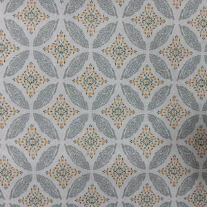 Tela de algodón con estampado geométrico de círculos y flores en tonos mostaza, verde y gris sobre fondo claro.