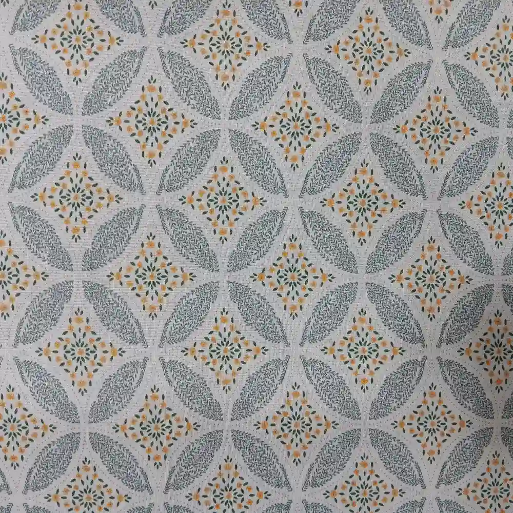 Tela de algodón con estampado geométrico de círculos y flores en tonos mostaza, verde y gris sobre fondo claro.