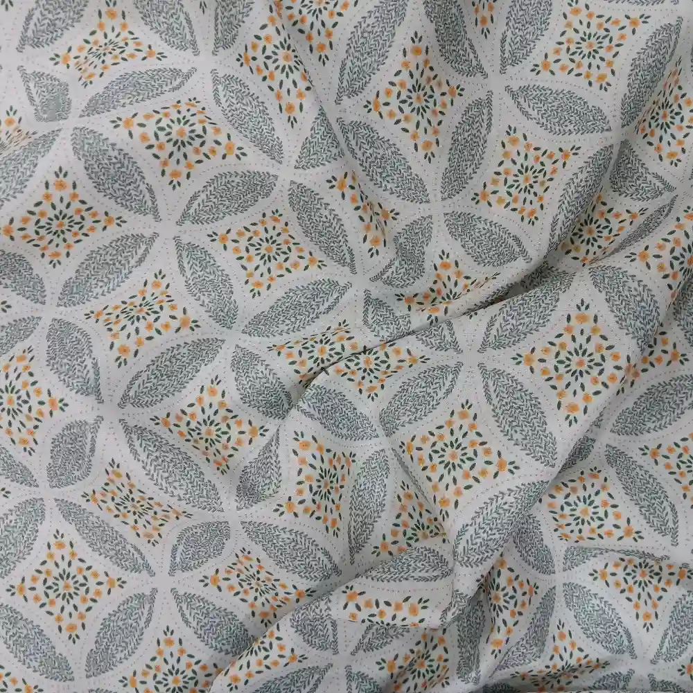Tela de algodón con estampado geométrico de círculos y flores en tonos mostaza, verde y gris sobre fondo claro.