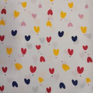 Tela de algodón corazones colores con pequeños corazones rojos, amarillos, rosas y azul marino distribuidos sobre fondo claro.