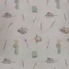 Tela de algodón estampado El Principito sobre fondo claro, con personajes, zorro, libros, lápices y pequeños motivos distribuidos por el tejido.
