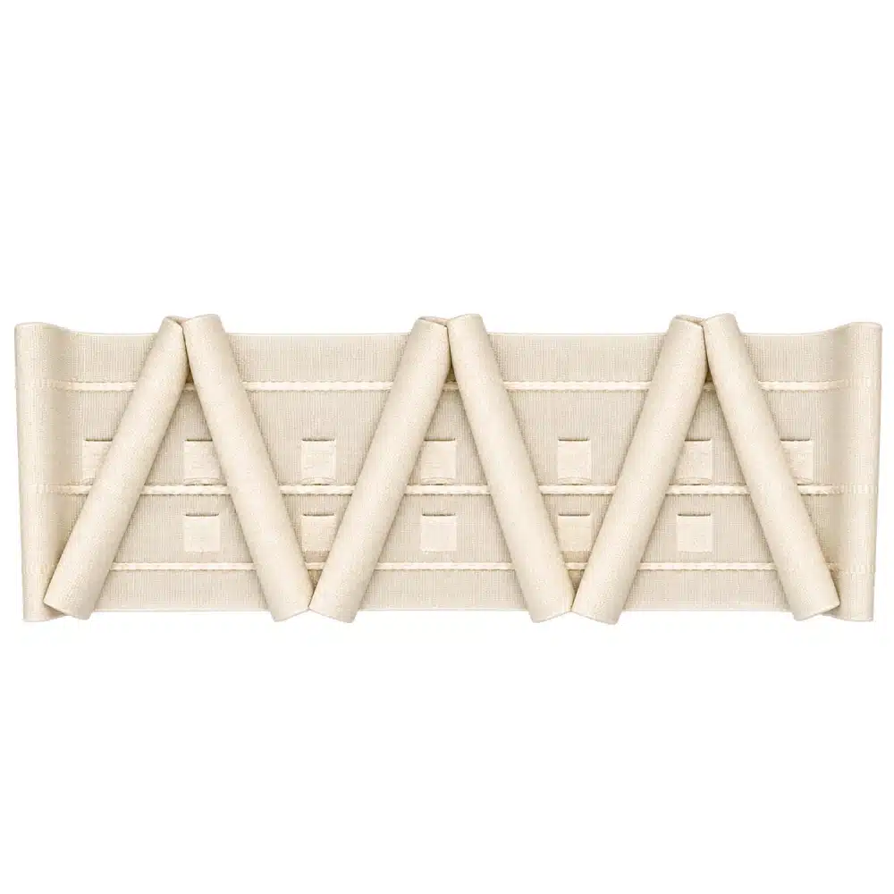 Cinta cortina triangular beige con cintas diagonales formando un diseño de triángulos para confección de cortinas.