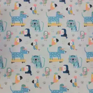 Tela de algodón animales de la jungla con tucanes, loros, gato, perro y pequeños motivos de colores sobre fondo claro.