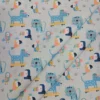 Tela de algodón animales de la jungla con tucanes, loros, gato, perro y pequeños motivos de colores sobre fondo claro.