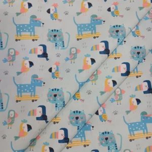 Tela de algodón animales de la jungla con tucanes, loros, gato, perro y pequeños motivos de colores sobre fondo claro.