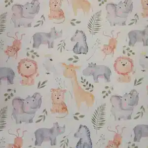 Tela de algodón animales de la selva con jirafas, elefantes, leones, monos, rinocerontes y cebras sobre fondo claro.