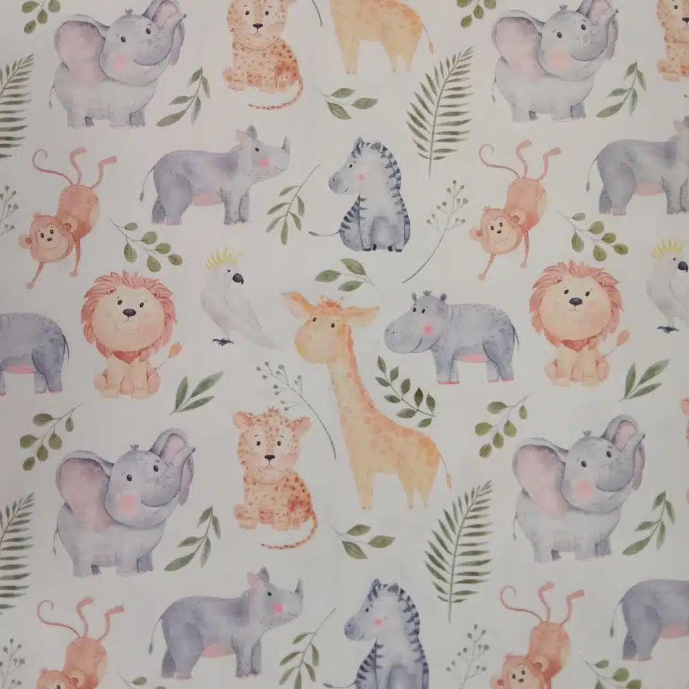 Tela de algodón animales de la selva con jirafas, elefantes, leones, monos, rinocerontes y cebras sobre fondo claro.