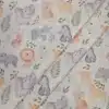 Tela de algodón animales de la selva con jirafas, elefantes, leones, monos, rinocerontes y cebras sobre fondo claro.