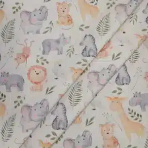 Tela de algodón animales de la selva con jirafas, elefantes, leones, monos, rinocerontes y cebras sobre fondo claro.