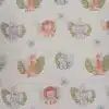 Tela de algodón animales selváticos con jirafas, elefantes, leones e hipopótamos entre hojas verdes sobre fondo claro.