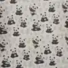 Tela de algodón estampada con osos panda sobre fondo claro, con pandas en diferentes posturas, pequeñas ramas verdes y motivos de bambú.