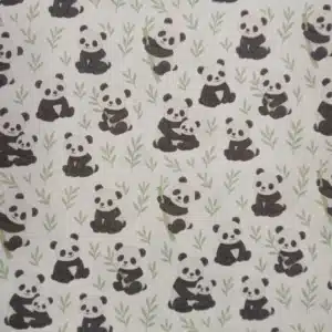 Tela de algodón estampada con osos panda sobre fondo claro, con pandas en diferentes posturas, pequeñas ramas verdes y motivos de bambú.