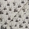 Tela de algodón estampada con osos panda sobre fondo claro, con pandas en diferentes posturas, pequeñas ramas verdes y motivos de bambú.