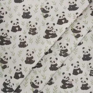 Tela de algodón estampada con osos panda sobre fondo claro, con pandas en diferentes posturas, pequeñas ramas verdes y motivos de bambú.