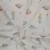 Tela de algodón estampado El Principito sobre fondo claro, con personajes, zorro, libros, lápices y pequeños motivos distribuidos por el tejido.