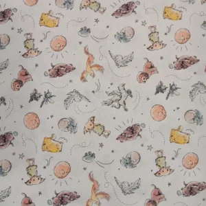 Tela de algodón Harry Potter sobre fondo claro, estampada con diferentes criaturas fantásticas, estrellas y pequeños motivos mágicos.