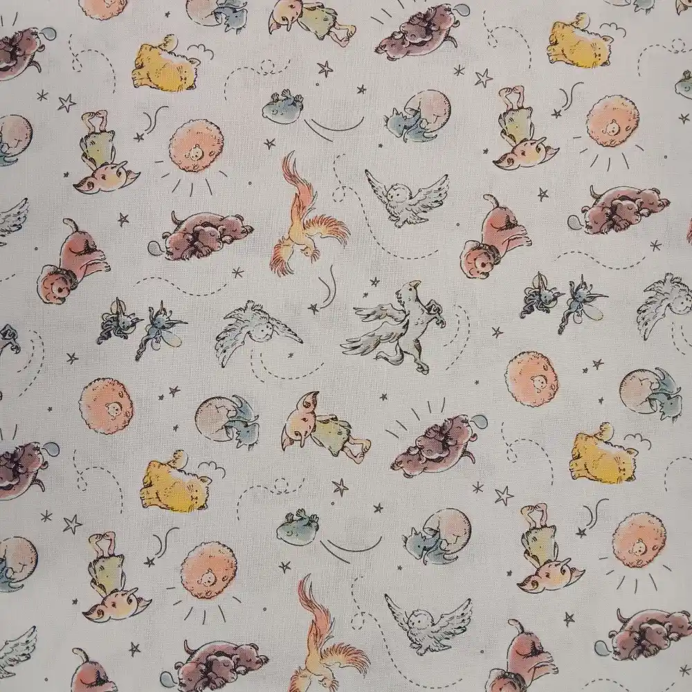Tela de algodón Harry Potter sobre fondo claro, estampada con diferentes criaturas fantásticas, estrellas y pequeños motivos mágicos.