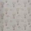 Tela de algodón infantil globos y animales sobre fondo claro, con globos aerostáticos, animales voladores, estrellas y pequeños motivos.