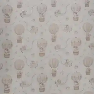 Tela de algodón infantil globos y animales sobre fondo claro, con globos aerostáticos, animales voladores, estrellas y pequeños motivos.