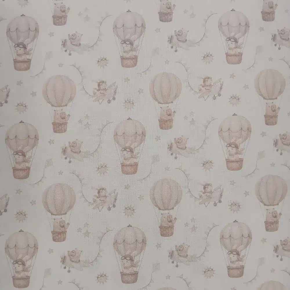 Tela de algodón infantil globos y animales sobre fondo claro, con globos aerostáticos, animales voladores, estrellas y pequeños motivos.