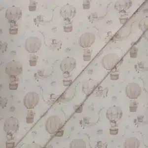Tela de algodón infantil globos y animales sobre fondo claro, con globos aerostáticos, animales voladores, estrellas y pequeños motivos.