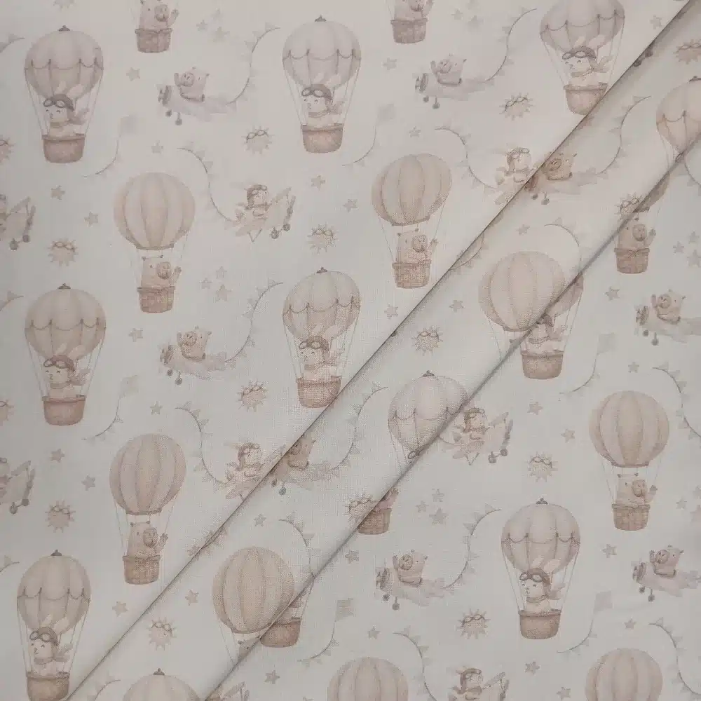 Tela de algodón infantil globos y animales sobre fondo claro, con globos aerostáticos, animales voladores, estrellas y pequeños motivos.