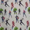 Tela de algodón licencia Vengadores estampada con superhéroes Marvel sobre fondo claro.