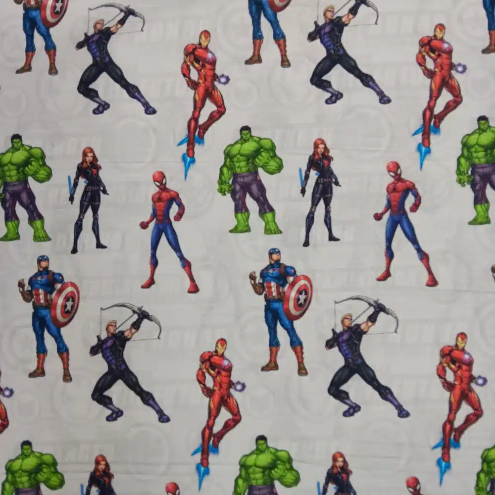 Tela de algodón licencia Vengadores estampada con superhéroes Marvel sobre fondo claro.