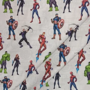 Tela de algodón licencia Vengadores estampada con superhéroes Marvel sobre fondo claro.