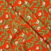 Tela de algodón naranja con flores beige de centros oscuros y ramas de hojas verdes alargadas, distribuidas sobre un fondo naranja intenso.