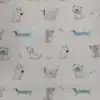 Tela de algodón estampada con perros divertidos de diferentes diseños y pequeños huesos en tonos suaves sobre fondo claro.