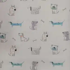 Tela de algodón estampada con perros divertidos de diferentes diseños y pequeños huesos en tonos suaves sobre fondo claro.