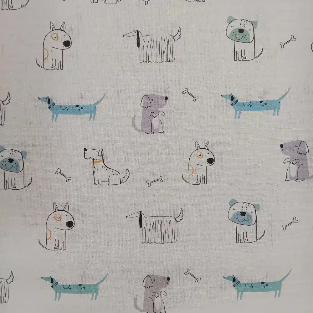 Tela de algodón estampada con perros divertidos de diferentes diseños y pequeños huesos en tonos suaves sobre fondo claro.
