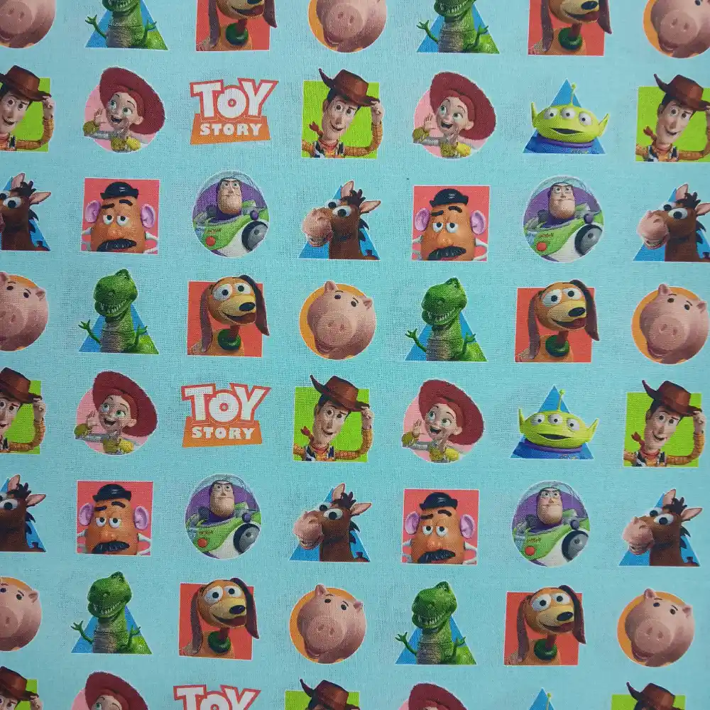 Tela de algodón Toy Story estampada con Woody, Jessie, Buzz Lightyear, Rex y otros personajes sobre fondo azul.