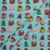 Tela de algodón Toy Story estampada con Woody, Jessie, Buzz Lightyear, Rex y otros personajes sobre fondo azul.